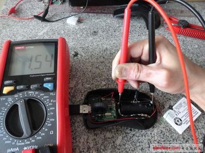 創意無極限 為無線鼠標換上內置充電電池，實現通電狀態下的便捷維護與電壓測量